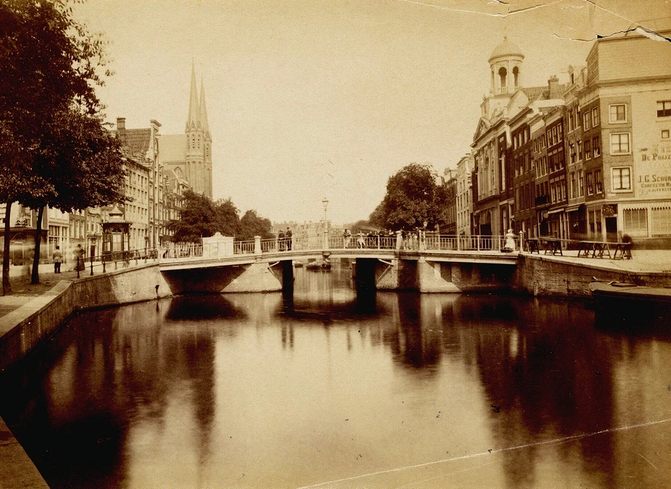 Singel 442-446 de Krijtberg (li) en St.Catharinakerk (re) vanaf Heiligeweg/Koningsplein (ca.1890)