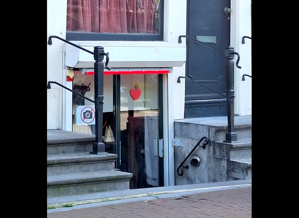 Singel 77A kelder is in gebruik als prostitutieruimte (2026)