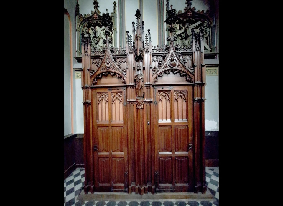 Singel 442-446 biechtstoel, de delen van de kruiswegstaties zijn afkomstig van atelier Mengelberg (2025)