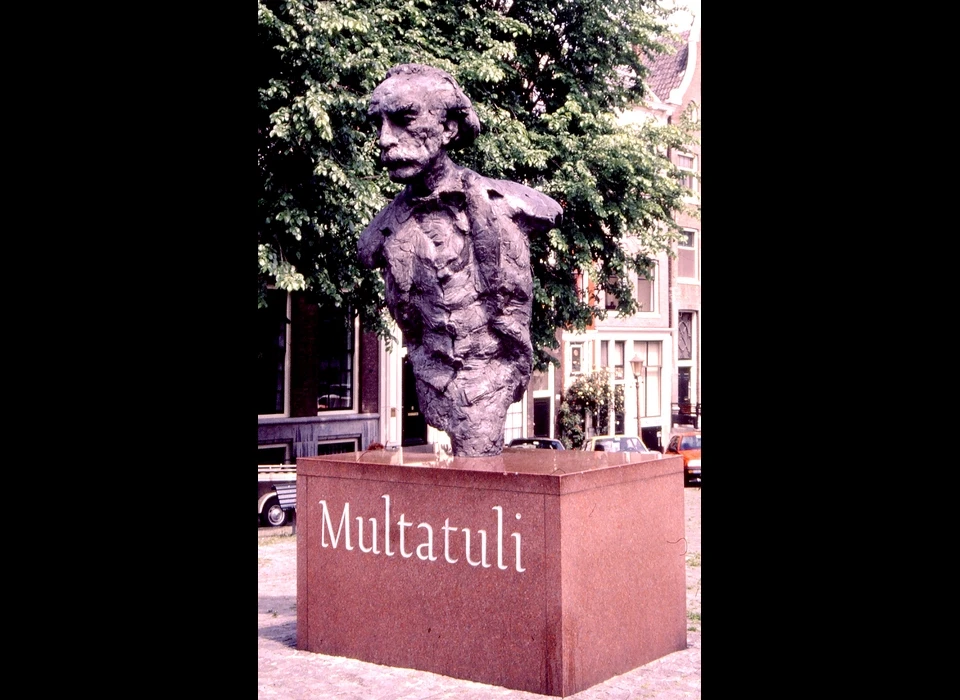 Singel op Torensluis standbeeld schrijver Multatuli (pseudoniem van Eduard Douwes Dekker) (1990)