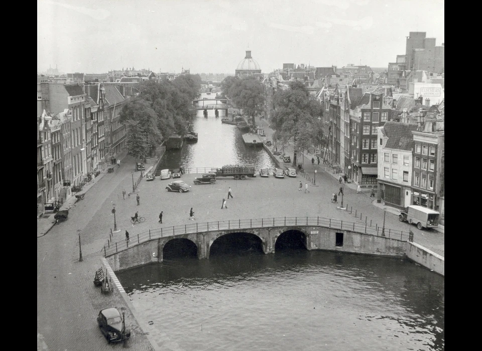 Singel Torensluis, met enkel een paar mensen is te zien hoe groot de brug echt is (1947)