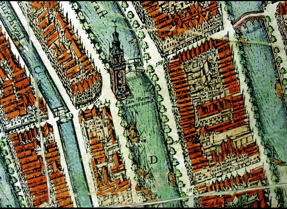 Op de plattegrond van Balthasar Florisz. van Berckenrode is de venieuwde Jan Roodenpoort afgebeeld. Let op de houten brug met oorgat bij de toren. (1625)