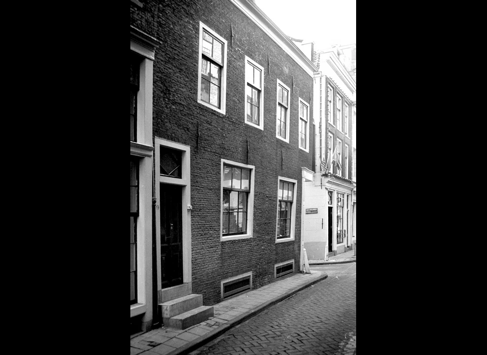 Sint Olofspoort 9 overgaand in hoekpand Nieuwebrugsteeg 15, beiden deel van de vroegere Sint Olofspoort (ca.1990)