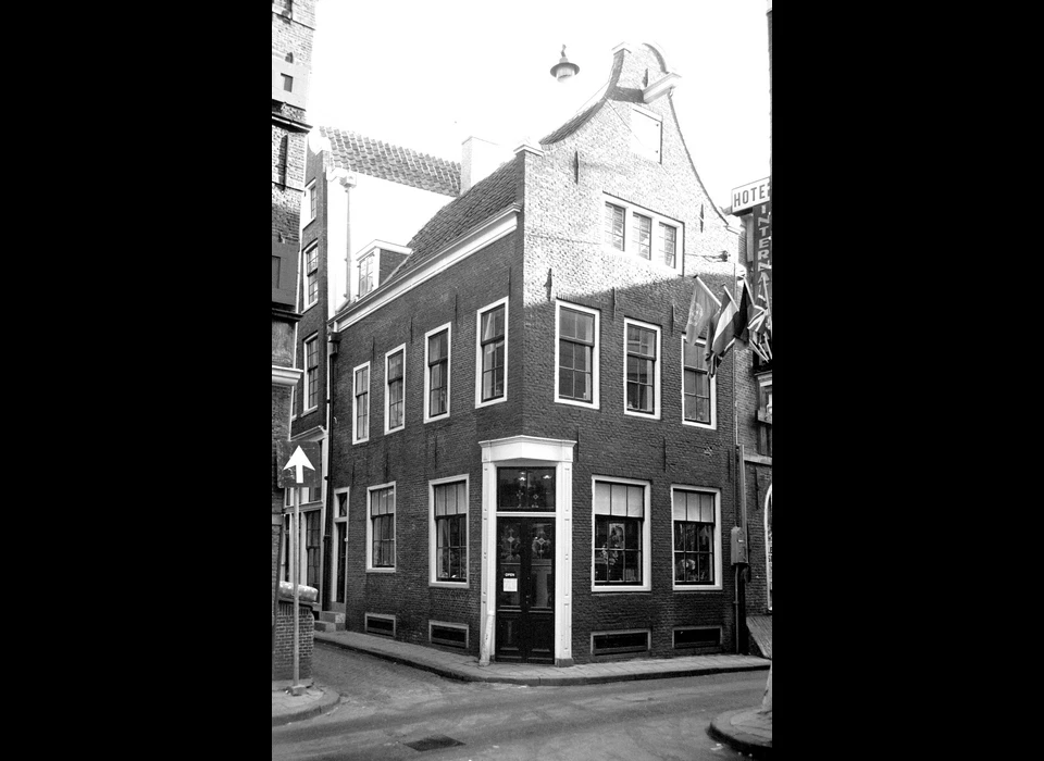 Nieuwebrugsteeg 15, achterhuis Sint Olofspoort 9 (ca.1990)