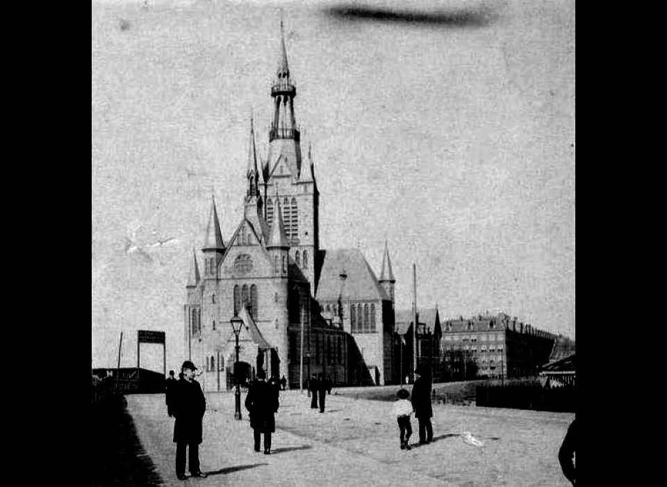 Maria Magdalenakerk vanaf Spaarndammerstraat (1900)