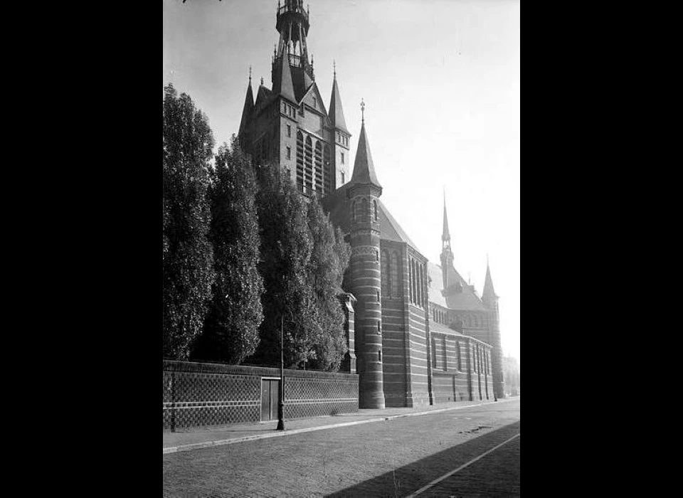 Spaarndammerstraat Maria Magdalenakerk zijaanzicht Zaanstraat (1943)