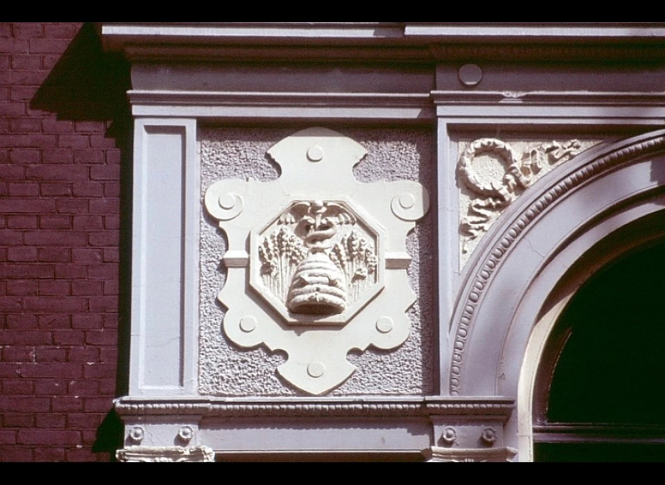 Spaarndammerstraat Patronaatsgebouw gevelversiering (1985)