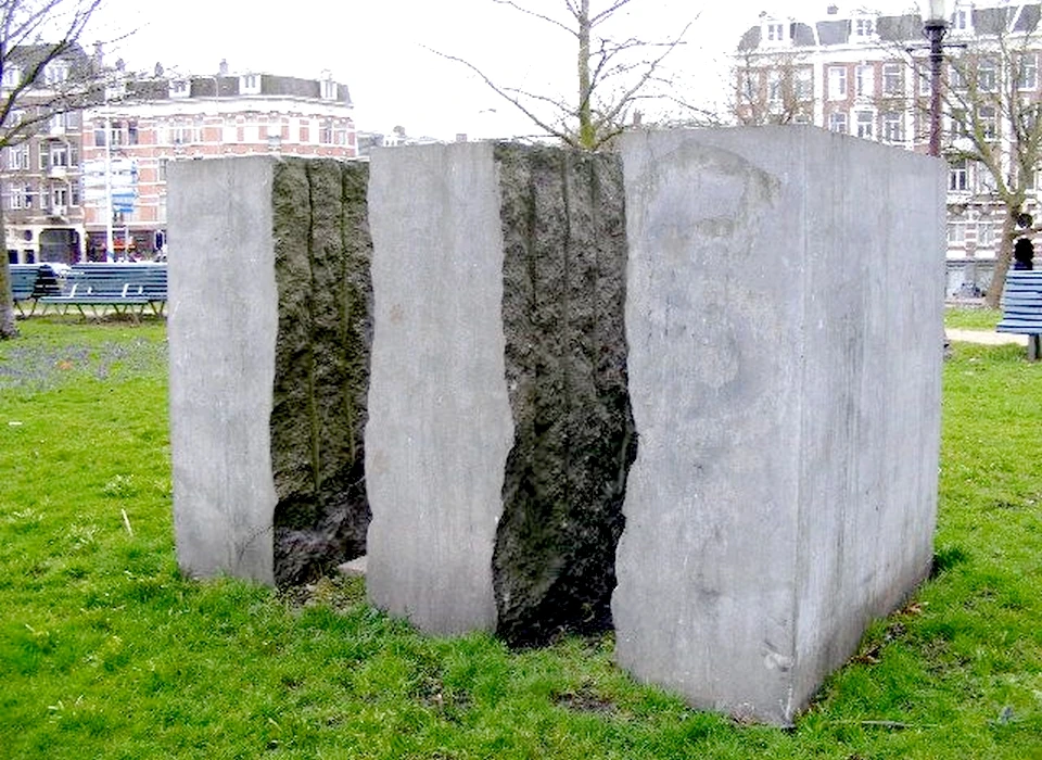 Tweede Marnixplantsoen sculptuur Steen in drieën gespleten van Pjotr Müller (1995)