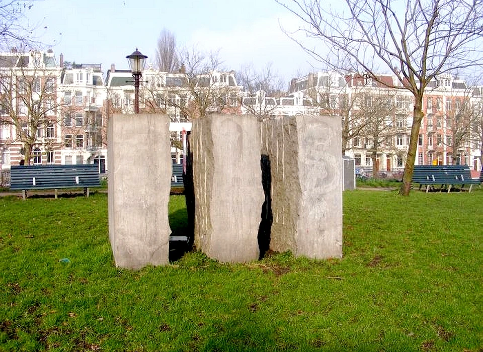 Tweede Marnixplantsoen sculptuur Steen in drieën gespleten van Pjotr Müller (1995)