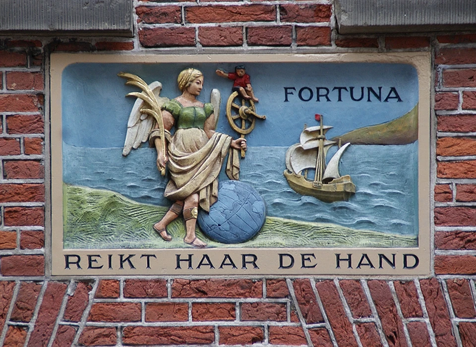 Warmoesstraat 163 gevelsteen Fortuna reikt haar de hand (2022)