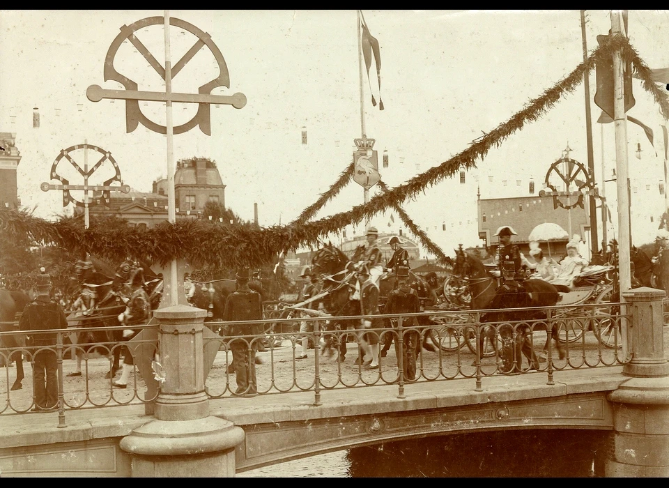 Brug Weesperpoort van Bas de Greef, inhuldigingsversiering koningin Wilhelmina (1898)