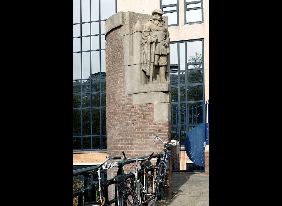 Brug Weesperpoort beeldhouwwerk Poorter (Hildo Krop) brugnaam op leuning (2009)