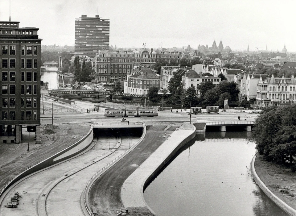 Brug Weesperpoort en onderdoorgang Mauritskade door PW (1968)