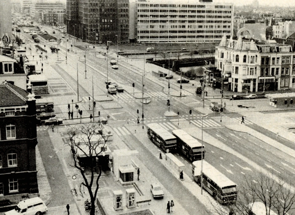 Naar brug Weesperpoort en Rhijnspoorplein vanaf Weesperplein (1977)