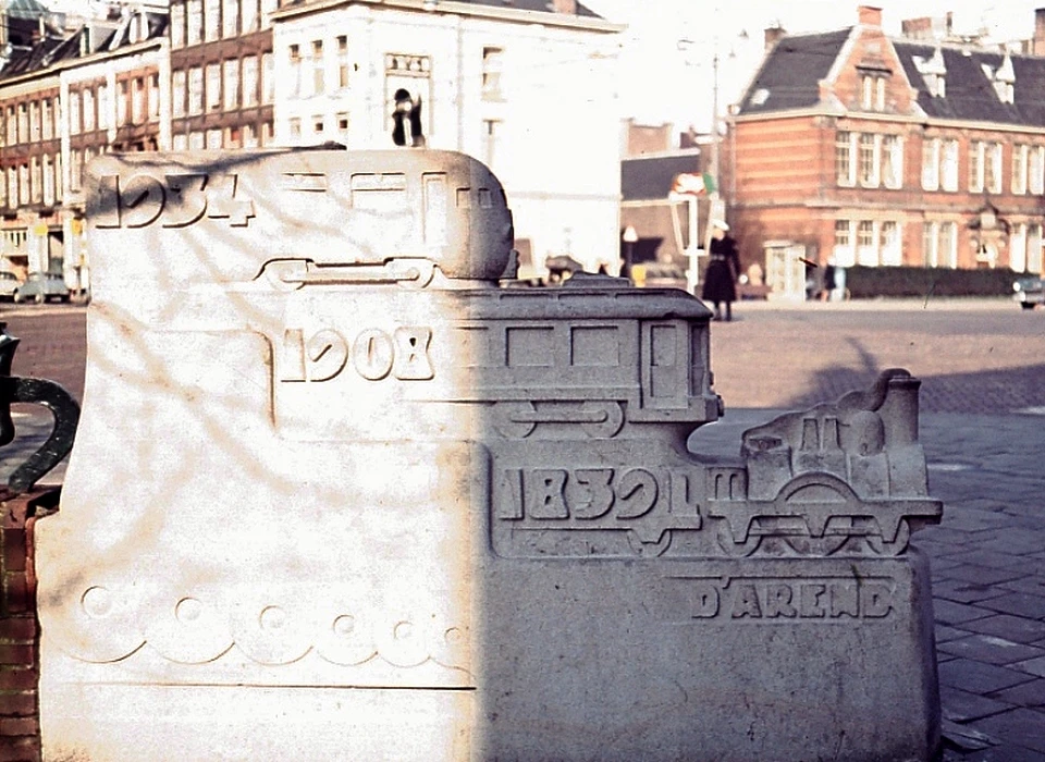 Brug Weesperpoort beeldhouwwerk bij 100 jaar Weesperpoortstation 1839-1939 (1966)