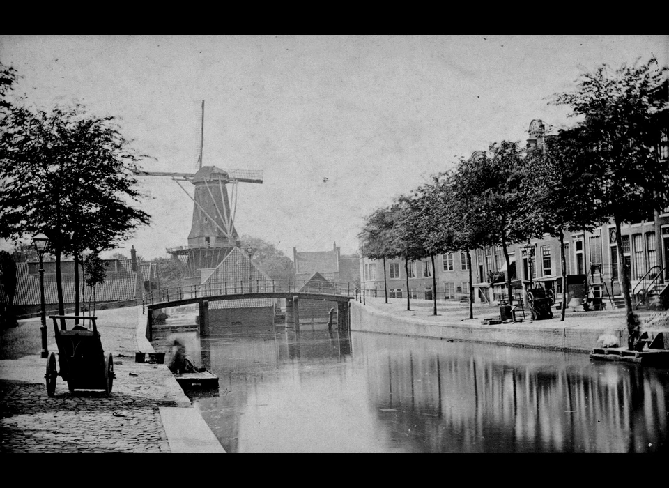 Spiegelgracht, gezien naar de Lijnbaansgracht met de molen De Spring op het bolwerk Amstelveen (Pieter Oosterhuis, 1865)