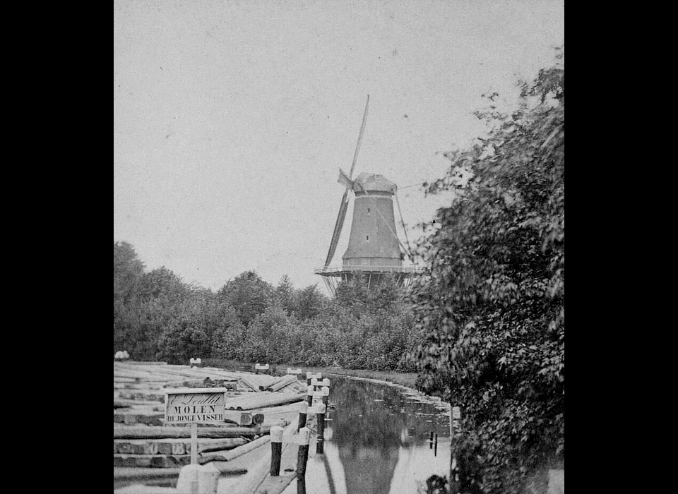 Van Weteringbarrière naar korenmolen De Spring op bolwerk Amstelveen, hout op voorgrond is voor zaagmolen De Jonge Visser aan de nabijgelegen Mennonietensloot (Andries Jager, 1865)