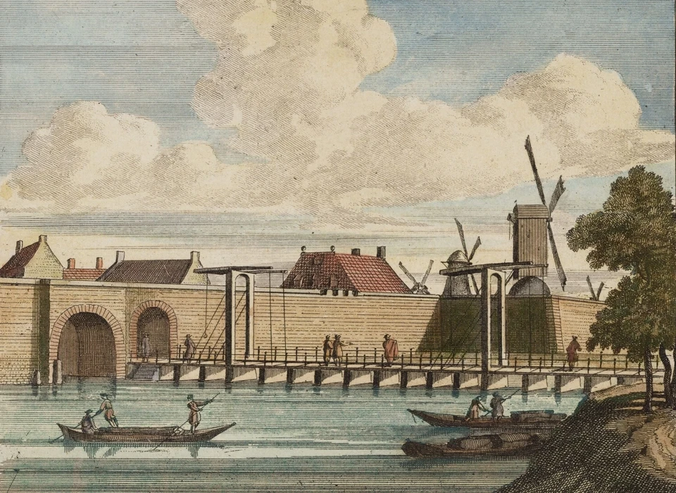 Stadswal met Weteringpoort en brug, in het midden dak van het Verbeterhuis, rechts molen de Wetering op bolwerk Wetering (Pieter Schenk, 1710)