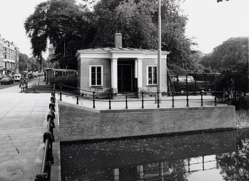 Weteringschans 30 Accijnshuisje in gebruik bij de afdeling Beplantingen gezien over de brug Weteringpoort (1976)