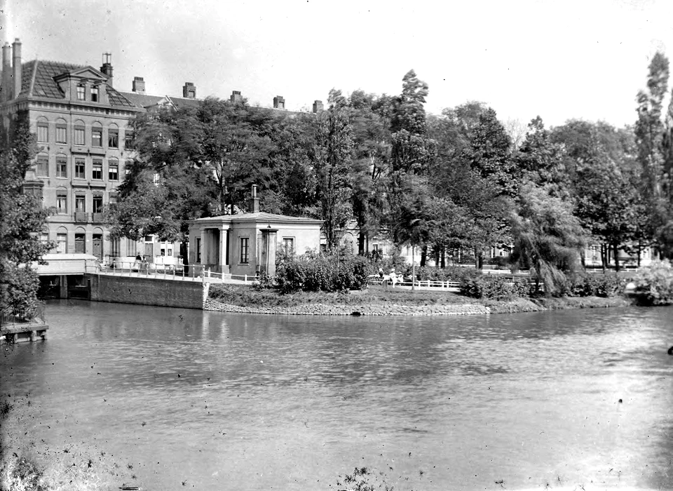 Weteringschans 30 links brug Weteringpoort, midden Accijnshuis (A.C.B.Heynert, 1900)