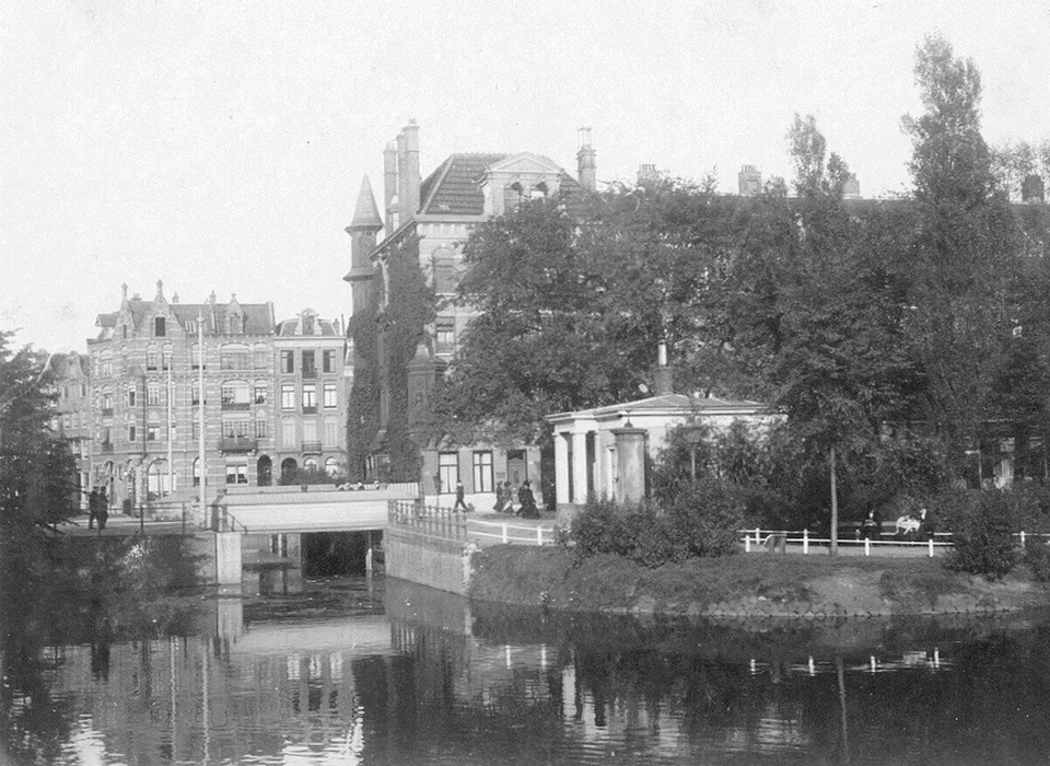  links brug Weteringpoort, midden Accijnshuis in Eerste Weteringplantsoen (1905)