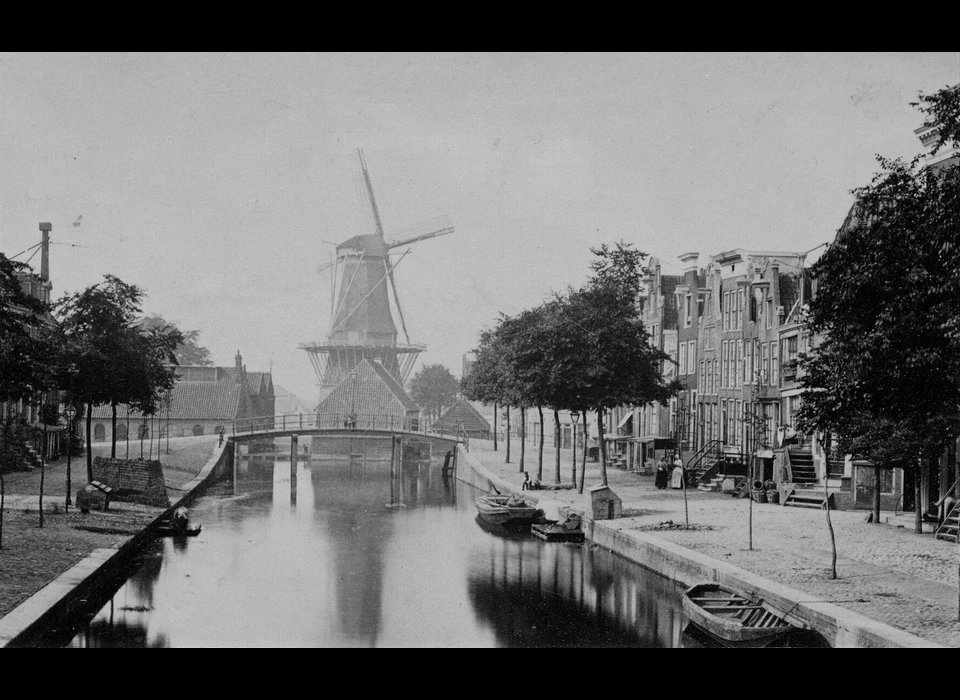 Spiegelgracht, gezien naar de Lijnbaansgracht met de molen De Spring op het bolwerk Amstelveen (Pieter Oosterhuis, 1865)