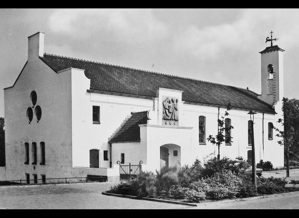 Zaaiersweg 180-182 Kerk van De Heilige Familie, wit gepleisterd (1952)