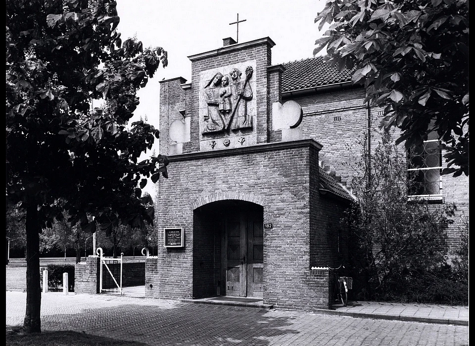 Zaaiersweg 180-182 Kerk van De Heilige Familie entree met sculptuur door Cephas Stauthamer (1971)