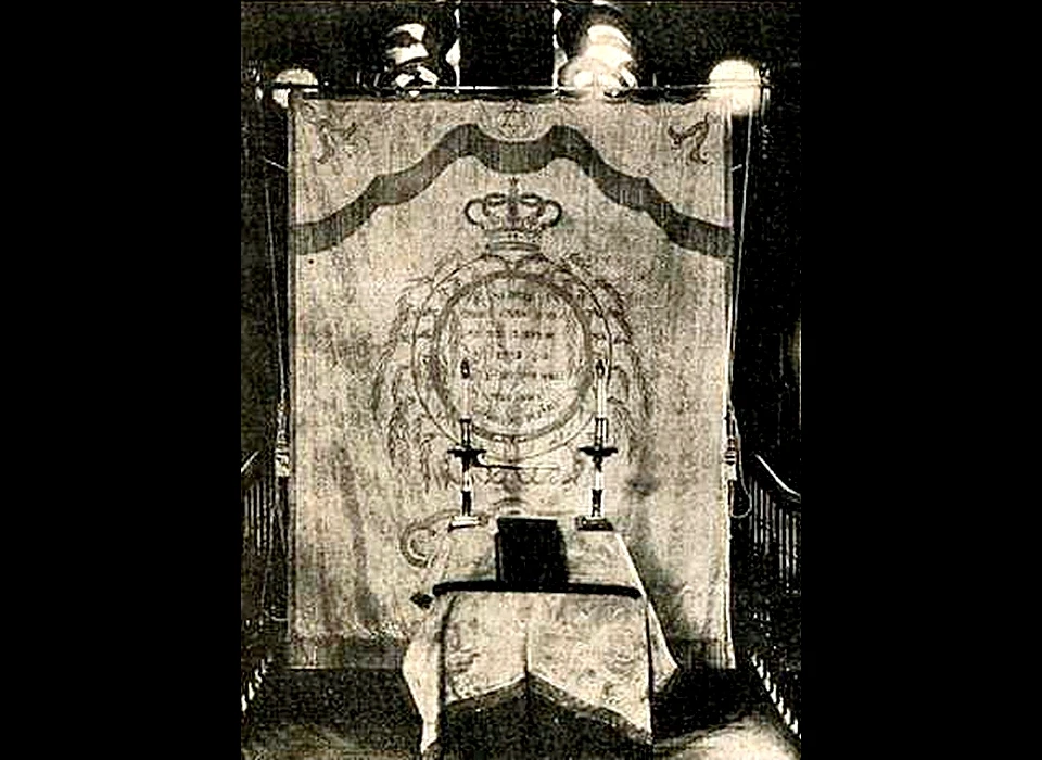 Zwanenburgwal 60 De nieuwe voorhang in de chewresjoel Hachilot Olam Hachadasja (1897)