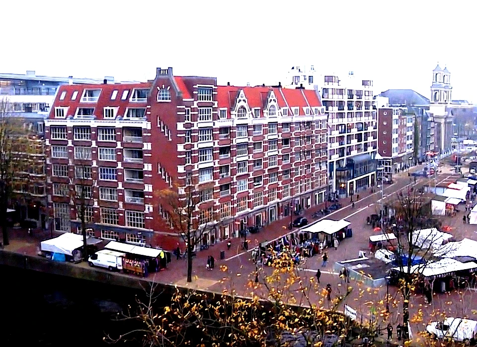 Zwanenburgwal 50-60 uitzicht vanaf bovenste verdieping naar Waterlooplein (2021)